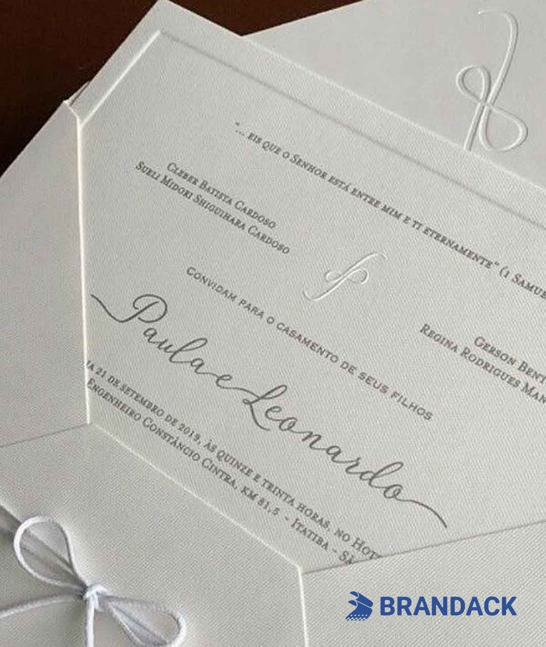 Custom Printed Good Embossed Gloss Business Cards to Stand Out